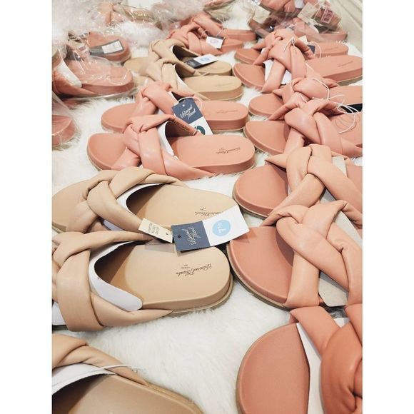 Large reseller Bundle of Universal Thread shoes - Picture 4 of 11